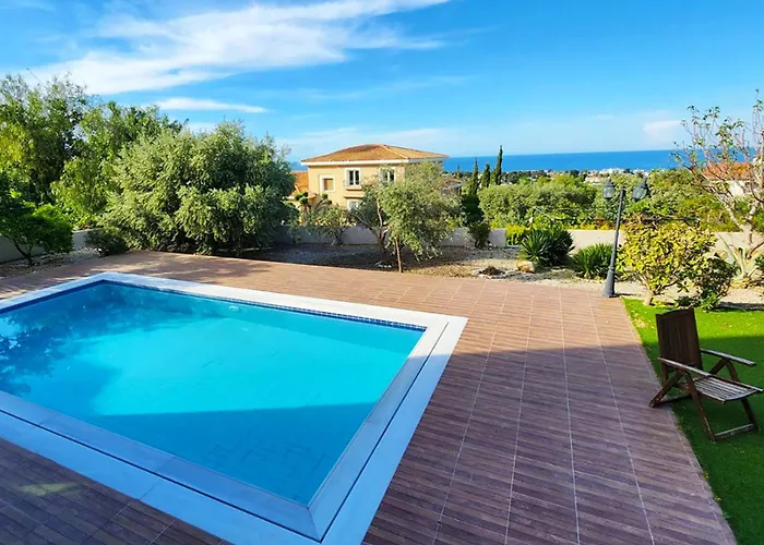 Amazing By Holidaykeys Villa